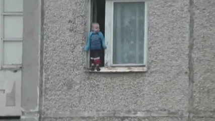 ▶ В Русия заснеха как 3-годишно момченце излиза от прозореца на апартамент