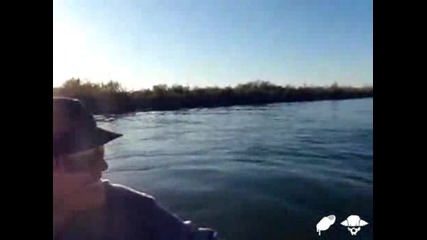 Глупава американка пикае от моторница
