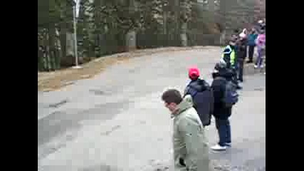 Полицаяй се оттърва на косъм
