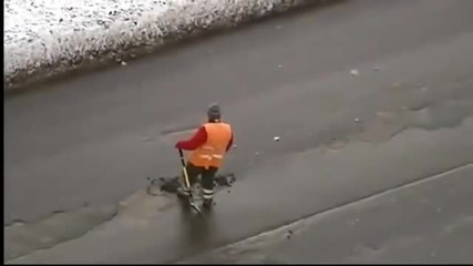 Така се запълват дупките по пътя