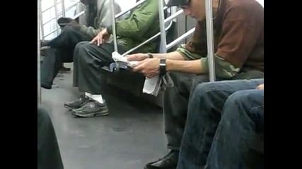 Негър по много странен начин си мие обувките в метрото
