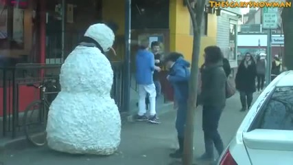 Смях ! Снежен човек плаши кучета !