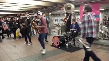 Lucky Chops brass band - Може да ги няма в Билборд и Ролингстоунс но са млади и се кефят до безкрай