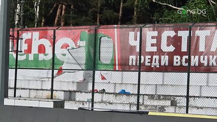 Скъсаните рекламни пана от феновете на Левски в сектора за гости