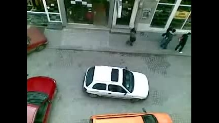 Вижте уникалните маневри при срещата на три жени зад воланите на три коли (видео)