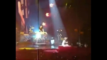 Rihanna пада яко на сцената докато пее Let Me на Сашето