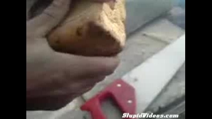 С какво , руския войник реже хляб 
