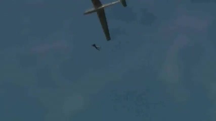 Невероятно - човек качен върху самолет лети с 100 Mph надолу 