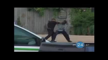 Полицай изкъртва от бой бандит!