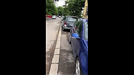 Паркиране върху тротоара
