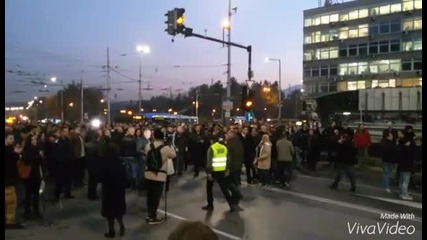 Протестиращи служители на МВР пред Ректората