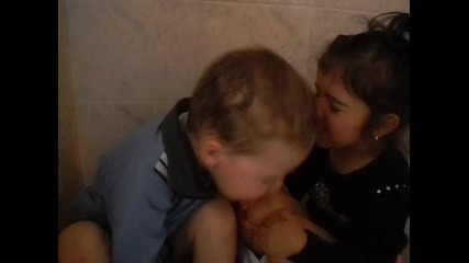 Как 3 годишни деца се целуват с език !