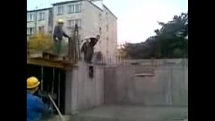 глупав строител скача в цимент 