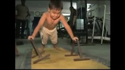 4 годишно момче прави световен рекорд по лицеви опори 
