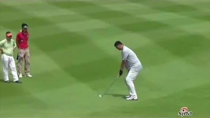 Яо Минг опитва да играе голф