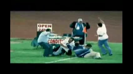 Вижте докаде може да стигне човешката воля :d Баби play football