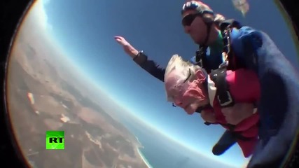 Баба скача с парашут на 100 годишнината си