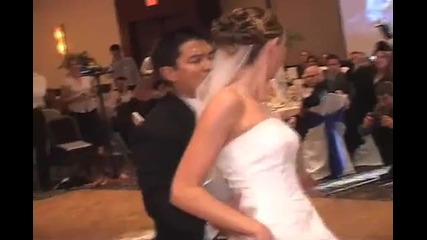 Младоженци хвърлиха в екстаз с изненадващ танц гостите на сватбата 