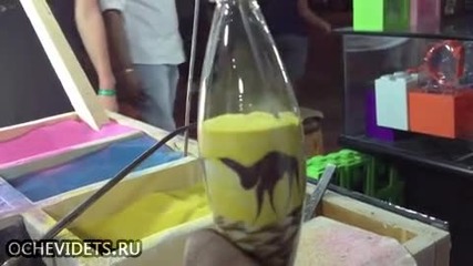 Мъж рисува с пясък