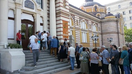 Опашка се изви пред музея на София за откриването му