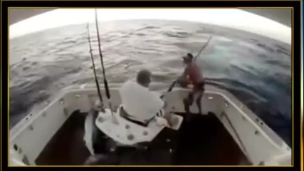 Какво правите, когато сте завързан за стола и рибата скача в лодката около вас ?