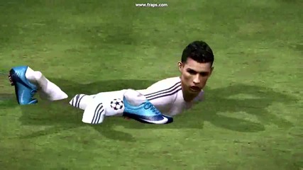 Pes 2010 - Смешен бъг - Кристиано Роналдо плува 