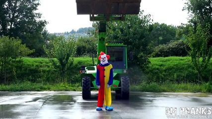 Клоун го полива трактор по главата с вода смях !!!