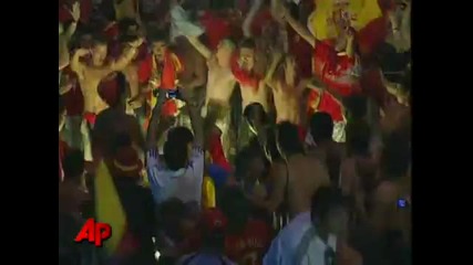 Raw Video - Fans Celebrate Spain s Wcup Victory 