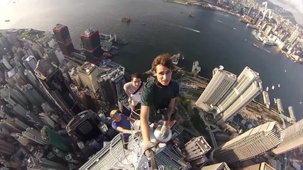 Екстремно селфи на 346 м. височина без екипировка, на върха на сграда в Хонг Конг