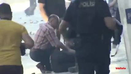 Турски полицай застрелва в главата от упор протестиращ