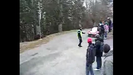 Е как ли не го удари 