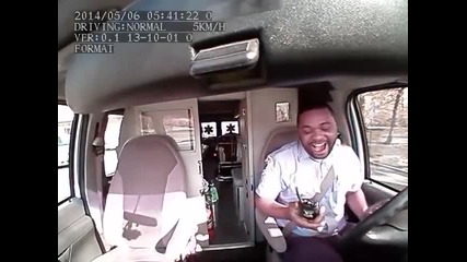 Шофьор хвърля луди танци, докато шофира (видео)