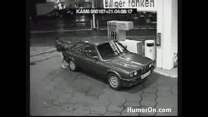 Жена Зарежда Автомобил На Бензиностанция