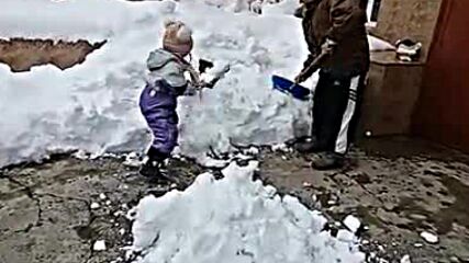 Кристияна Младенова Берковица 2020.02.07 - правим снежен човек