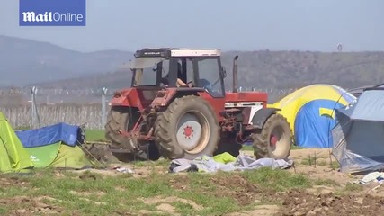 Гръцки фермер изора палатките на бежанците с трактора си