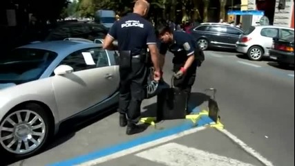 Полицай слагат паркинг скоба на Bugatti Veyron