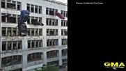 Коли летят през прозорците на сграда в Кливланд