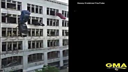 Коли летят през прозорците на сграда в Кливланд