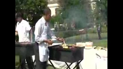 Президентът Обама Се Учи Да Прави Барбекю!!!
