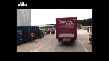 Световен рекорд - Домино от хора!