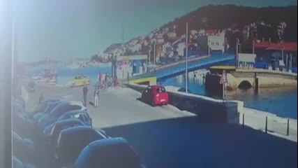 Жена прелетя над вдигнат мост с колата си