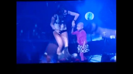 Тъжно.. Miley Cyrus пее The Climb на малко болно момиченце 