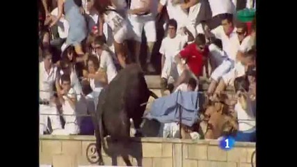 в Испания бик налетя на публиката