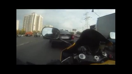 Луд с Yamaha R1 лети по магистралите в Москва 