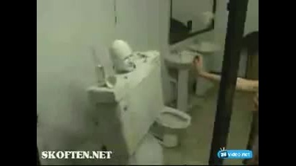 шегата в тоалетната