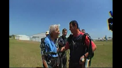 99 - годишен дядо скача с парашут в Сащ 