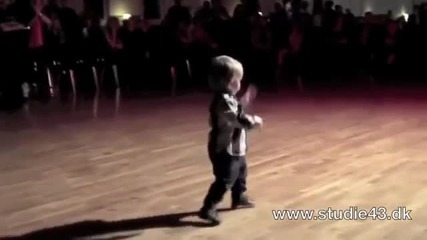 Той е едва на две години, но танцува джайв.