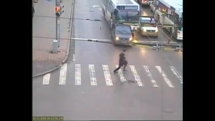 Внимавайте когато пресичате на пешеходна пътека 