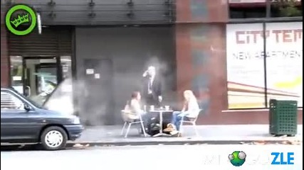 Човек срещу кола смях