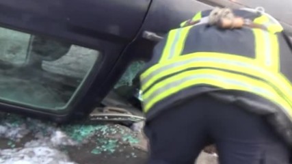 Кола се преобърна по таван, водачът загина
